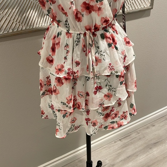 NWT Trixxi Red and Cream Floral Ruffle Tiered Dress Size Medium - Picture 4 of 6